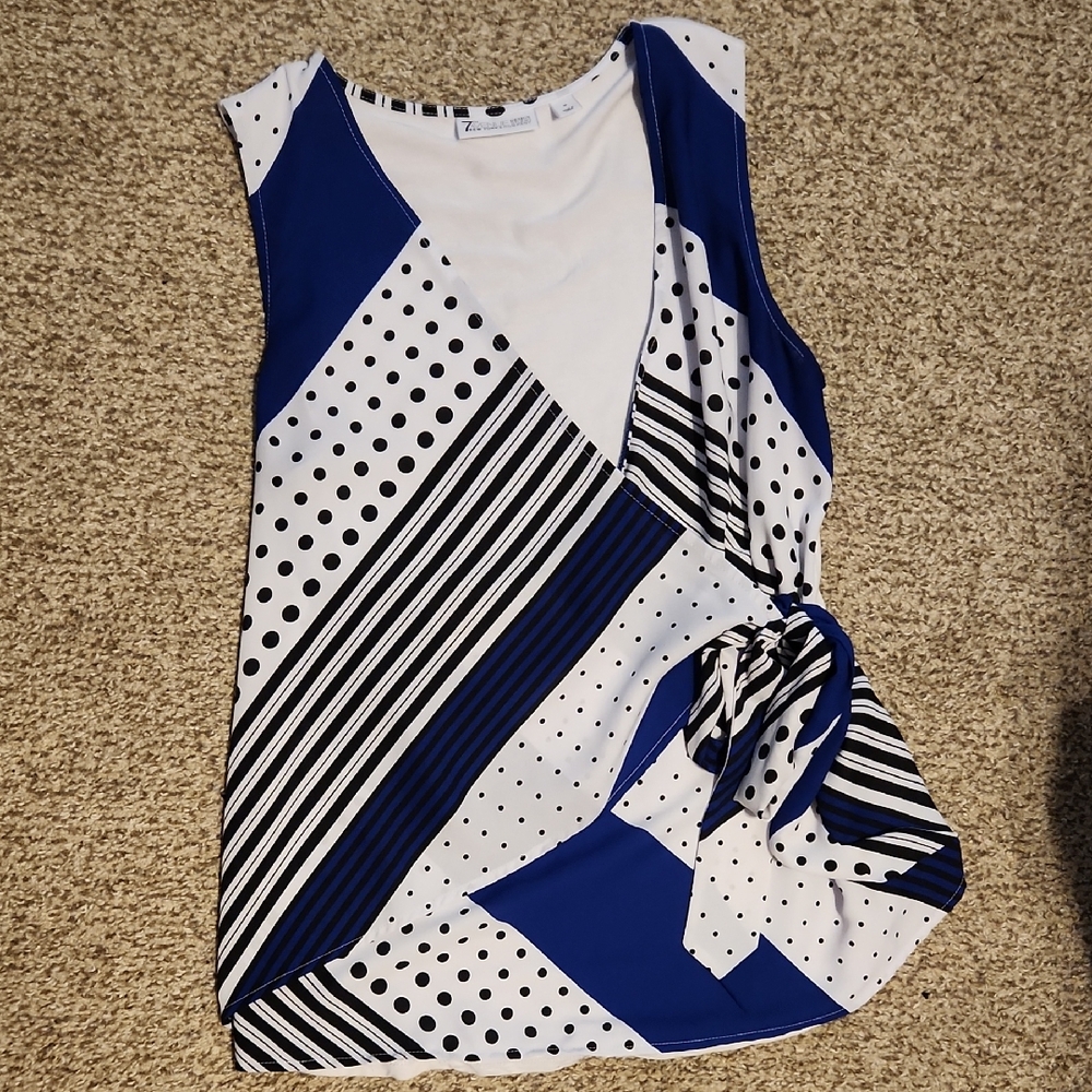 NY&CO Blue and White Patterned Women's Top